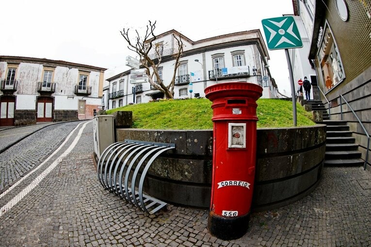 「山の斜面にスタジアム」「守田英正のお薦め料理は…」日本代表MFが戦う“離島クラブ”は美しい風景とグルメ満載だった《現地で撮影》(19)