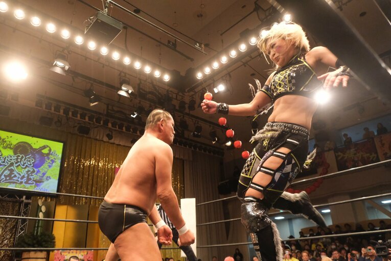 「スターダムをクビになって…」人気女子プロレスラーが初告白　ウナギ・サヤカ“超満員の自主興行”に密着して感じた「不思議な風格」(29)