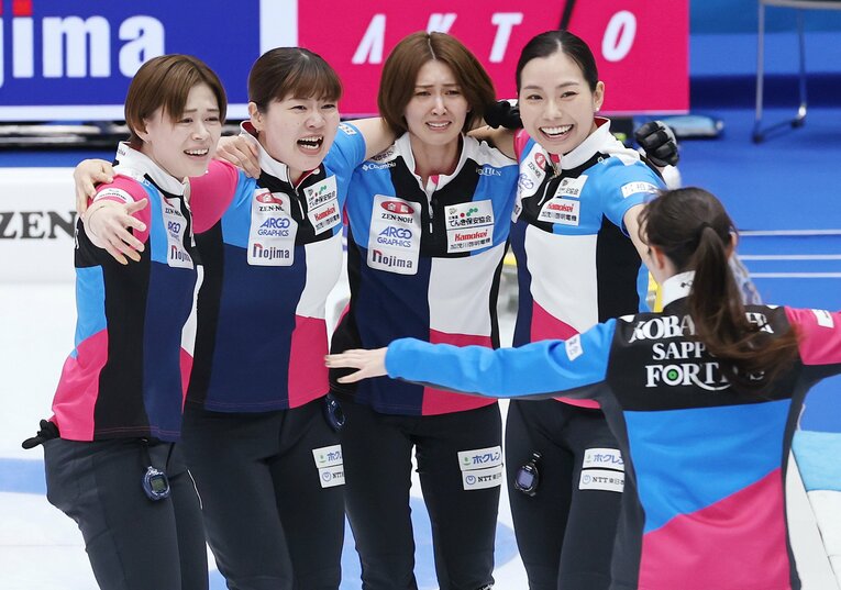 日本選手権で優勝を決め喜ぶ選手たち　©JIJI PRESS