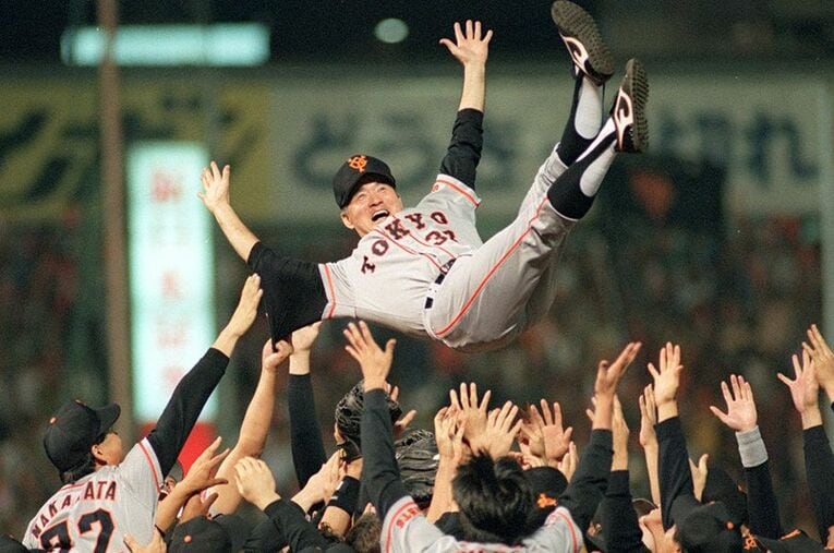 1994年、伝説の10.8決戦で中日に快勝。4年ぶりにリーグ優勝を決め、胴上げされる巨人・長嶋監督（ナゴヤ球場で） ／ photograph by KYODO