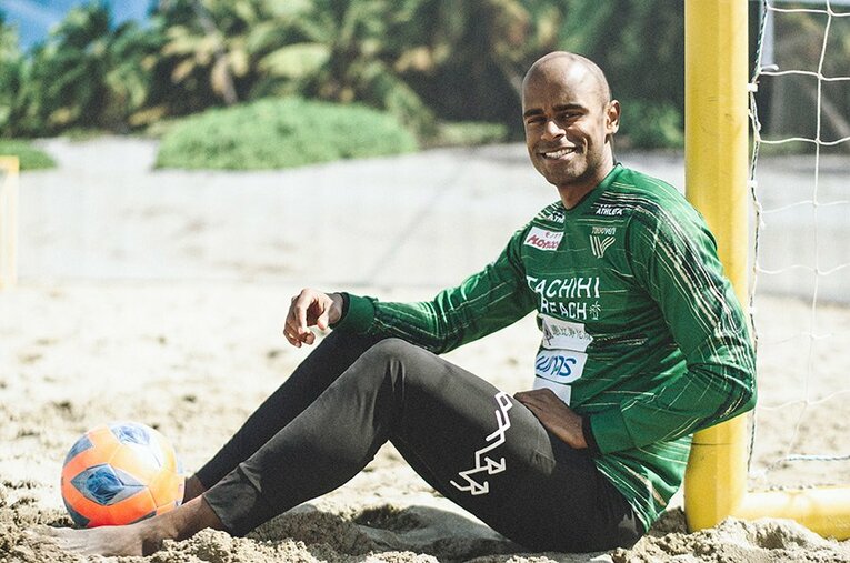 トレーニング後、さわやかな笑顔を見せる茂怜羅オズ。ぜひビーチでのアクロバットなプレーを目にしてみてほしい。 ／ photograph by Yuki Suenaga