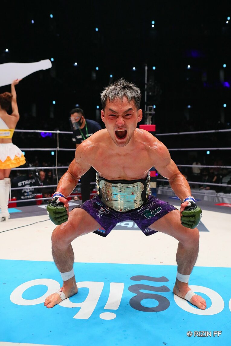 RIZIN初参戦でいきなり王座戦、そしてベルト奪取を成し遂げた牛久　©RIZIN FF