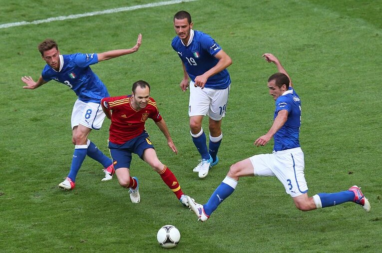 イタリア代表に囲まれるイニエスタ©Getty Images
