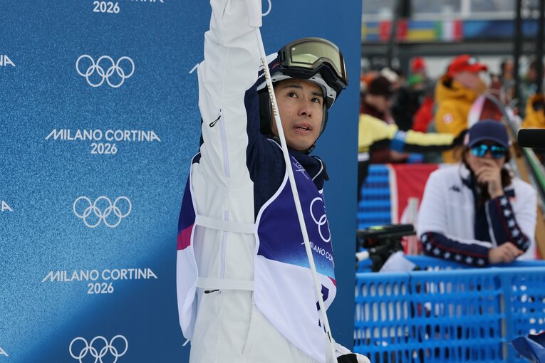 拳を突き上げた堀島　©Kaoru Watanabe/JMPA