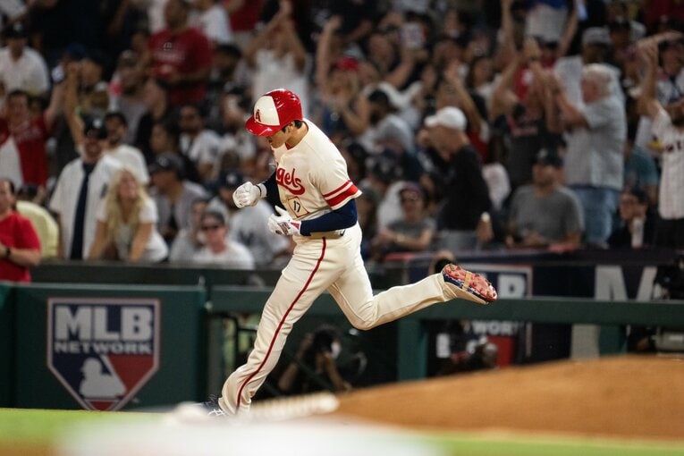 2022年8月31日のヤンキース戦。ゲリット・コールから30号3ランを放ち、雄叫びをあげる大谷翔平　©Nanae Suzuki