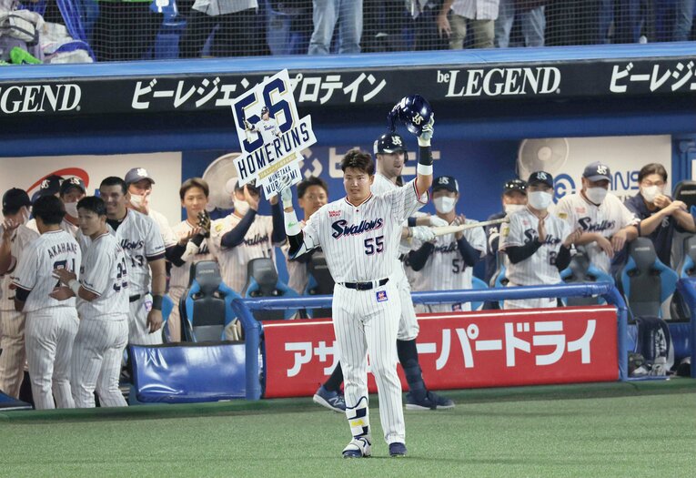 王貞治の記録を抜く、シーズン56本目のホームランを放ったヤクルト村上宗隆（2022年）©︎JIJI PRESS