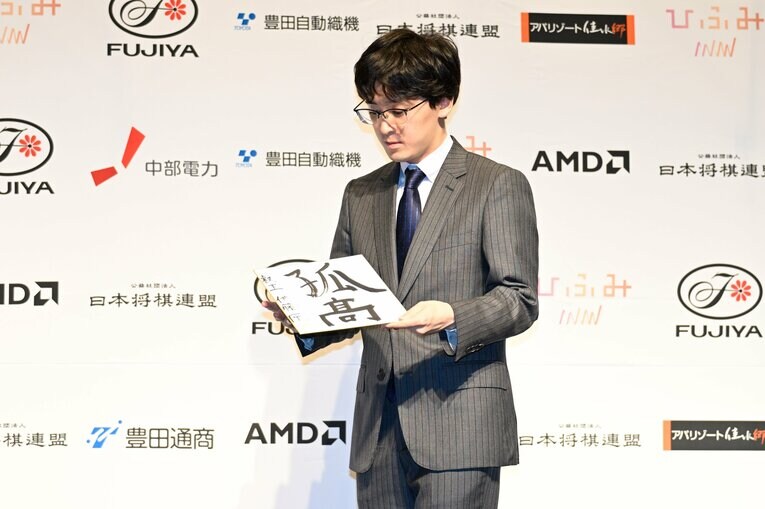 色紙に書いた「孤髙」の字を見つめながら　©Keiji Ishikawa