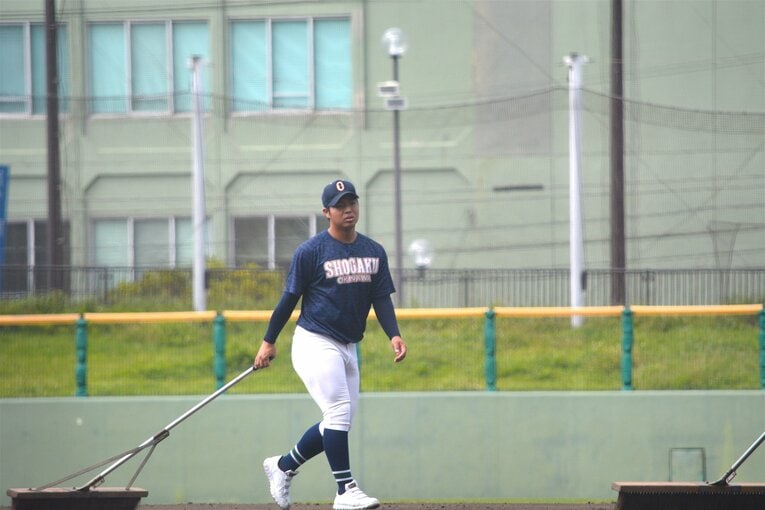 6月6日の招待試合でベンチ外となり、グラウンド整備を行う沖縄尚学・末吉良丞【スワイプするとその他の写真もご覧になれます】©Takarin Matsunaga