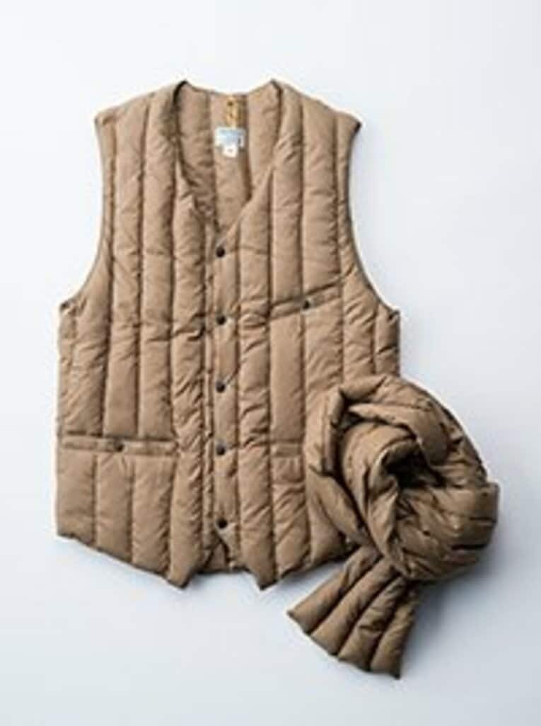 最高級のポーランド産ホワイトグースのダウンを使用した、軽くて薄いインナーダウンベスト。コートやジャケットの下に着れば、温かさ200％アップ！　また、軽くて温かいマフラーを巻けば完璧だ。シックスマンス ベスト2万8000円、シックスマンス ダウンマフラー9000円。
 