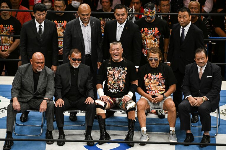 駆けつけたレジェンドたち。前列左から武藤敬司、蝶野正洋、天山広吉、長州力、藤波辰爾、後列左から三浦大輔、秋山準、馳浩、ケンドーカシン、金原弘光　©Asami Enomoto