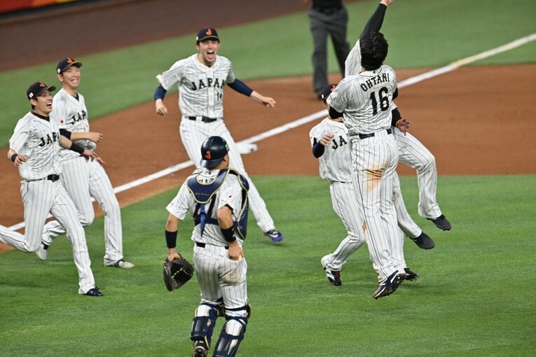 一番乗りでやってきた牧と胸を突き合わせる　©Naoya Sanuki