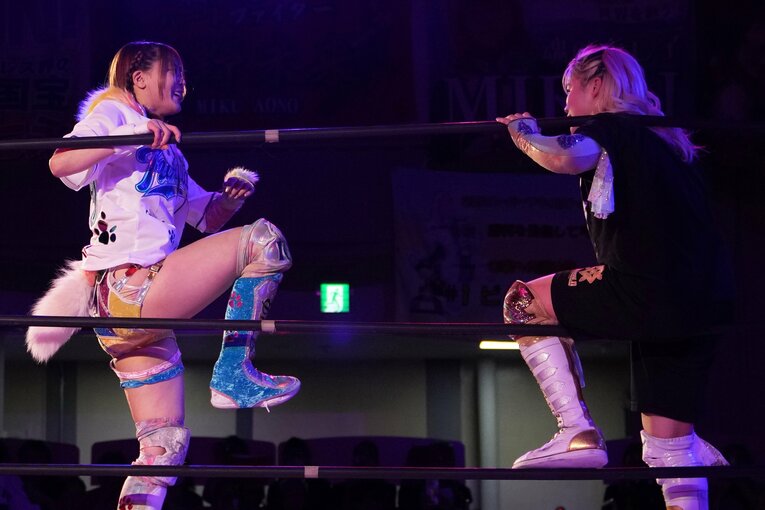 岩谷麻優をリングに招き入れるビクトリア弓月　©Masashi Hara