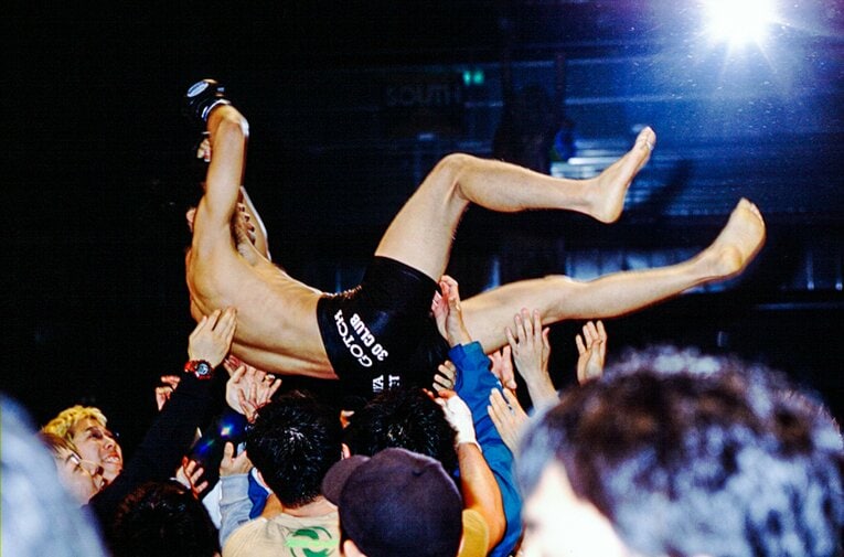 仲間たちに祝福される大石　©Susumu Nagao