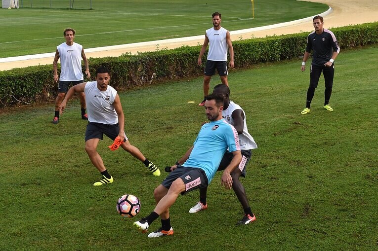 2016年、セリエA（当時）のパレルモで初めてトップリーグの監督に。選手たちの練習に自ら混じって指導する姿も　©Getty Images