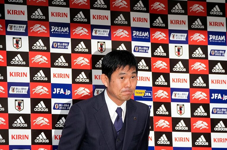 11月1日、ゴールキーパー（GK）3名を読み上げた後、GK以外の選手を年齢順に読み上げる“サプライズ発表”を行った森保監督。26人に込めた意図とは…？ ／ photograph by AFLO