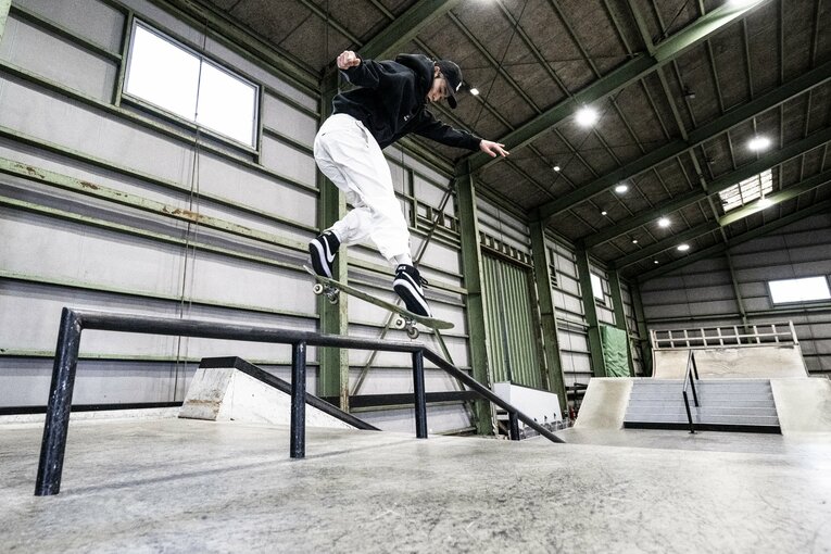 パーク内を流しながら、軽やかにレールに跳び乗る（全10枚中の6枚目）　©Asami Enomoto