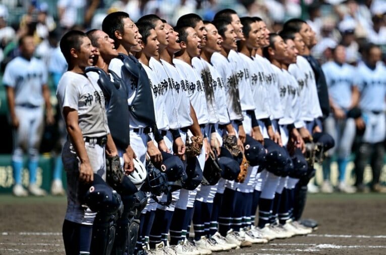 左の末吉良丞と右の新垣有絃の「二枚看板」を擁して決勝まで勝ち進んだ沖縄尚学。興南以来15年ぶりとなる沖縄県勢の頂点なるか ／ photograph by Hideki Sugiyama