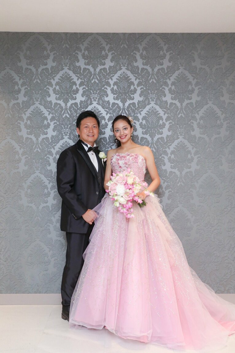 サイード横田仁奈さんと早稲田大学競走部の監督も務める大前祐介さんとの美しいウエディングフォト　（サイード横田さん提供）