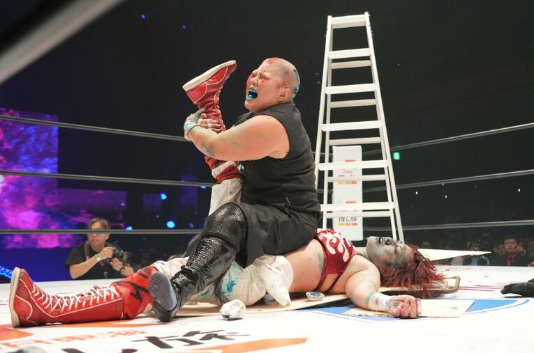 混沌のリングで舞華をフォールする刀羅ナツコ。2024年12月29日、両国国技館 ／ photograph by Essei Hara