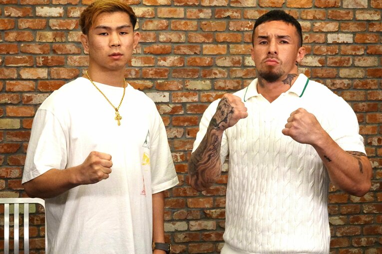 記者会見でポーズを決めるYA-MANと木村“フィリップ”ミノル　©Koji Fuse