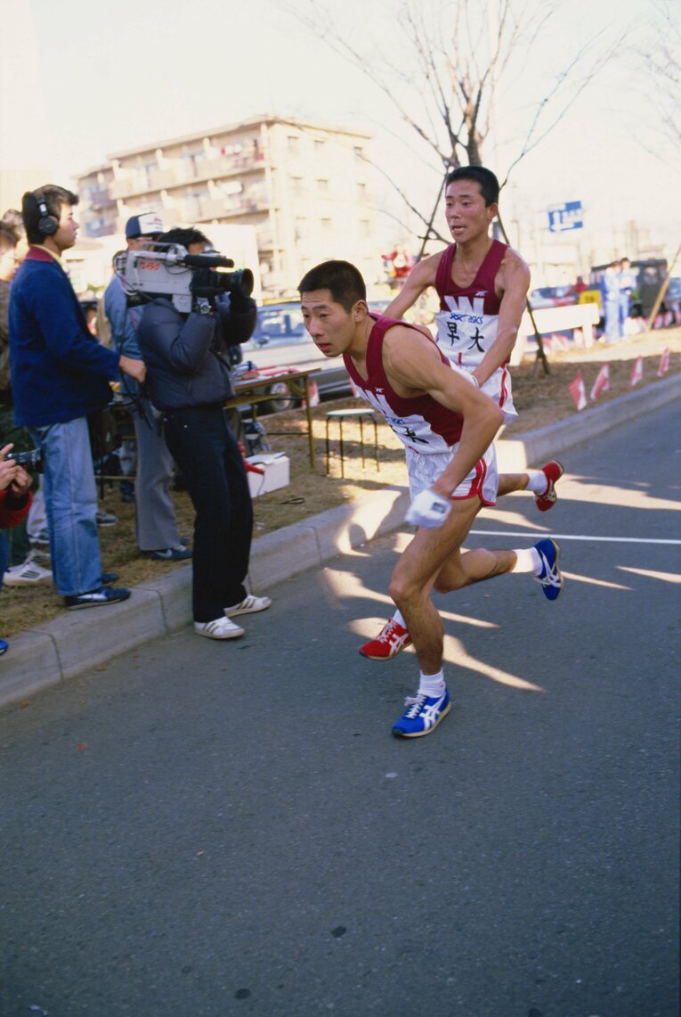 1985年の箱根駅伝、1区の田原から2区遠藤へのタスキリレー　©AFLO