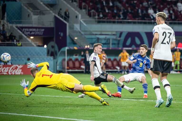 堂安の同点ゴールの決定的瞬間　©Getty Images