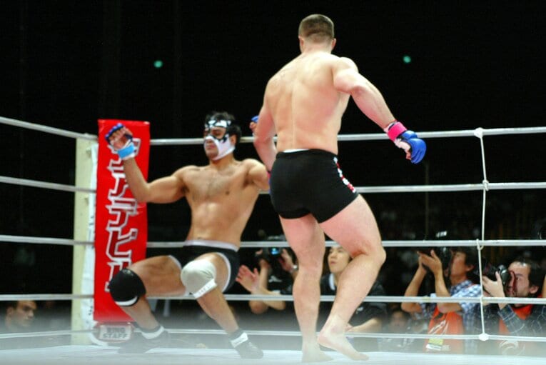 2003年10月、ドス・カラスJr戦のハイキック（連続写真）©Susumu Nagao