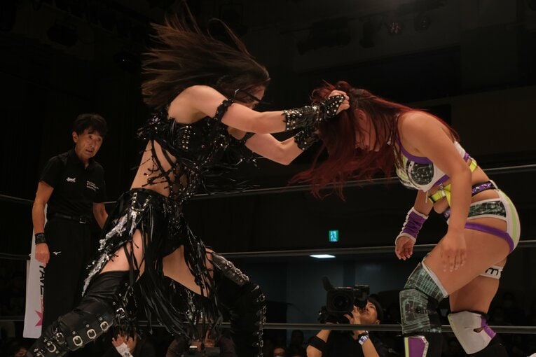 無料中継でも話題を集めた上谷沙弥vsAZM（9月27日）　©Norihiro Hashimoto