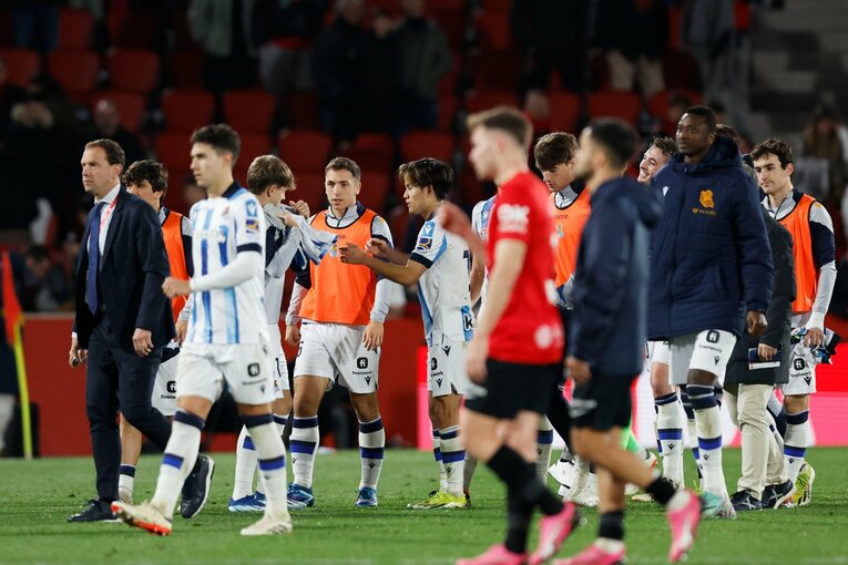 インタビューに向かうにあたり、上着を借りる久保　©Daisuke Nakashima