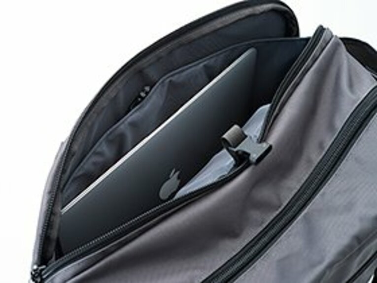 外側にはノートパソコン専用のスリットがある。パソコンへの衝撃を緩和するよう、パッド付きなので安心して収納することができる。
 