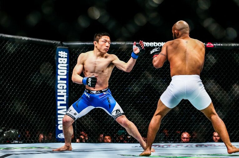 2015年4月、歴代屈指の名王者と称されるデメトリアス・ジョンソンに挑戦した堀口恭司。この試合がUFCでの唯一の敗戦となった ／ photograph by Susumu Nagao