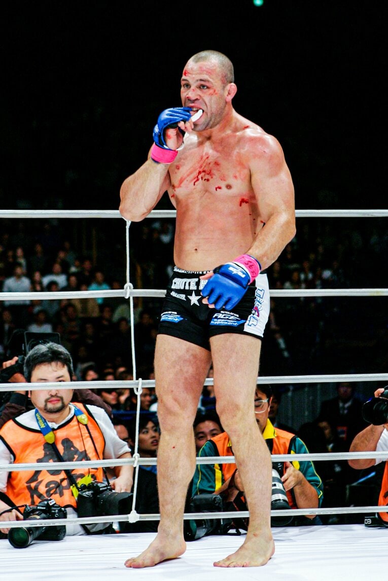 返り血を浴びながらマウスピースをはめ直すシウバ　©Susumu Nagao