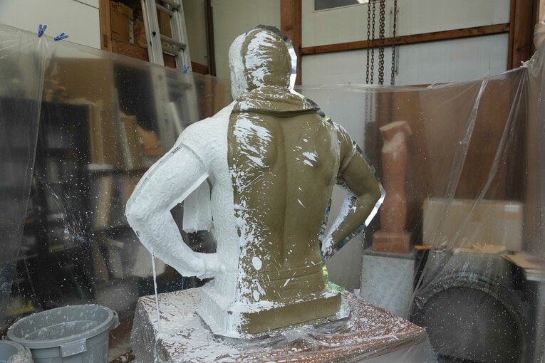 「どうにでもしてくれ」といった感じでたたずむ猪木像