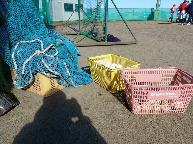 地元の小学生向けに野球教室を行う仙台一高野球部ナイン　©NumberWeb