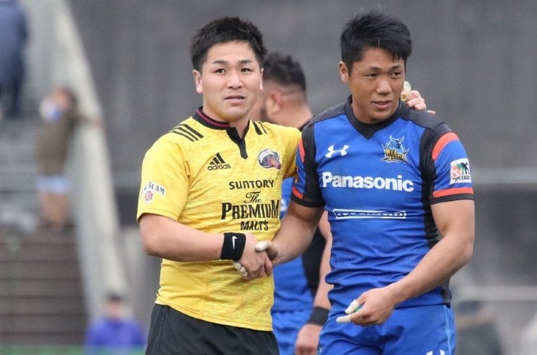 2016年度、サントリーのシーズン全勝に貢献した小野晃征（左）。筑波大に在学したまま日本選手権決勝に出場したパナソニックSO山沢拓也をねぎらった ／ photograph by Nobuhiko Otomo