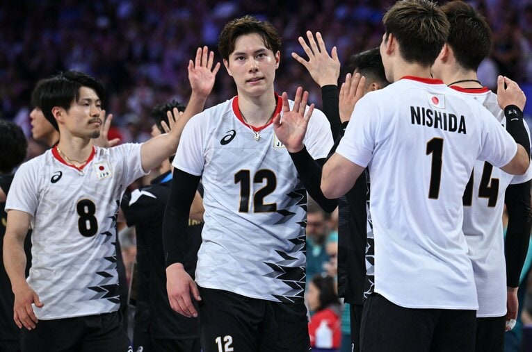 予選ラウンド最終戦でアメリカに敗れるも、決勝トーナメント進出を決めたバレーボール男子日本代表。高橋藍（写真）の復調もプラス材料だ ／ photograph by Reuters/AFLO