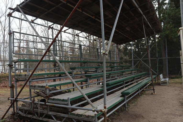 隠岐高グラウンドのアルプス席　©Yuki Kashimoto