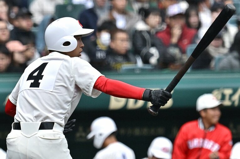 今センバツで木製の特注バットを使用した智弁和歌山の黒川梨大郎。背番号を含めて、元プロの中谷仁監督のチーム作りの背景が見えてくる ／ photograph by Hideki Sugiyama