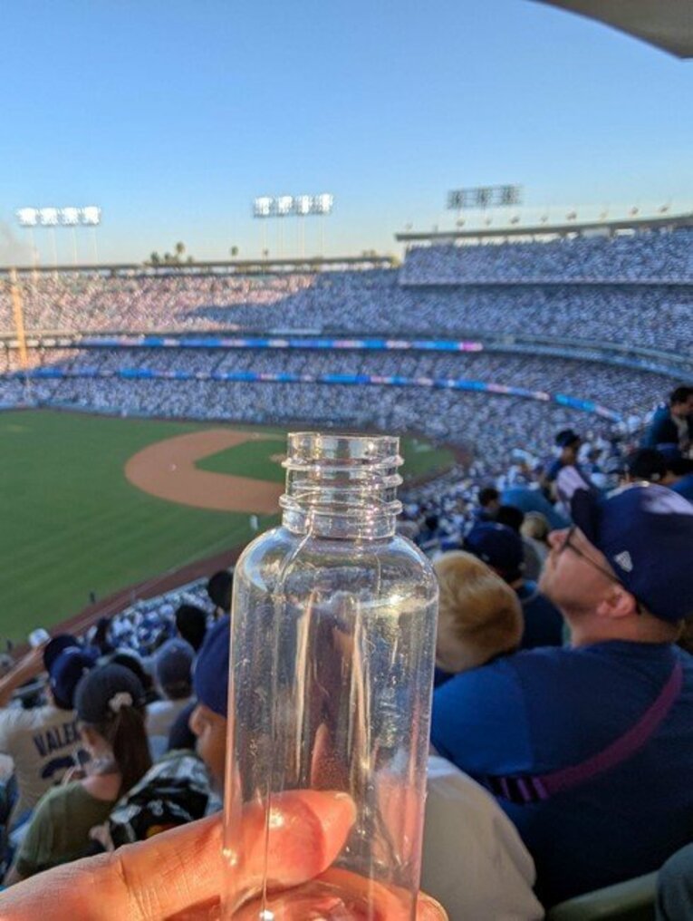 球場の熱気を収集。隣のファンは不思議そうな顔をしていた　©Aki