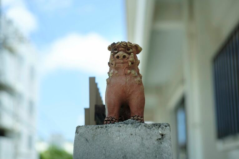 シーサーも見守る　©︎Atsushi Hashimoto