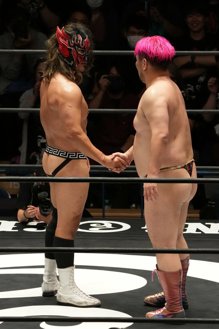 男色ディーノと握手をかわすエル・デスペラード　©Masashi Hara