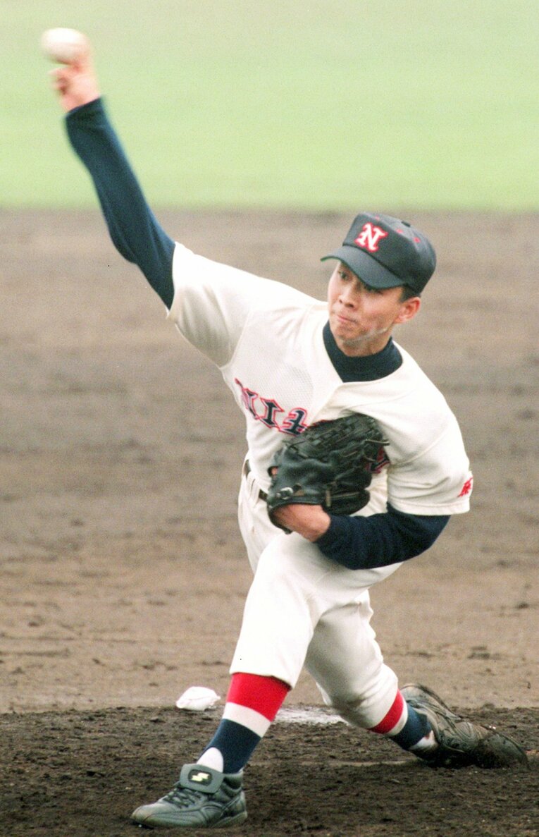 3年の夏、神奈川西大会で力投する館山　©SANKEI SHIMBUN