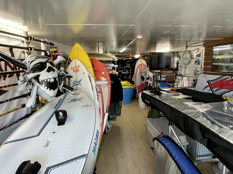 「TAKA SLIDE」店内の様子　 ©Takashi Ishizuka