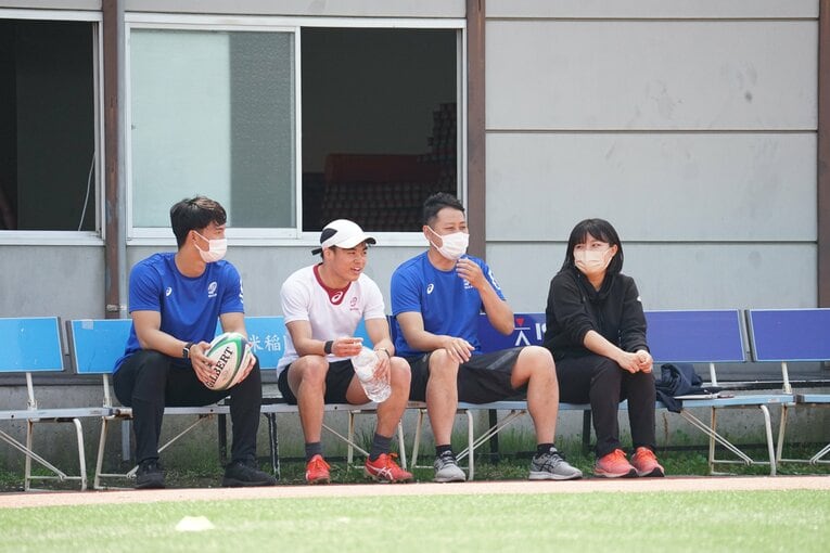 リハビリをサポートするトレーナーチームと　©︎Kenta Nakaya