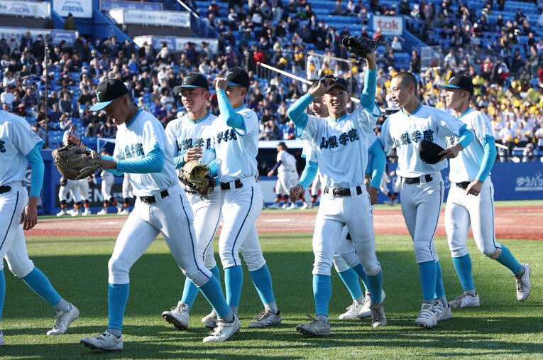 山梨学院の吉田健人部長（左）と吉田洸二監督。親子関係のチームにあって、どのようなチーム運営をしているのだろうか ／ photograph by JIJI PRESS