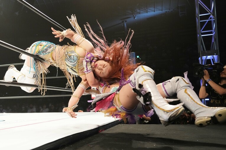 ロープ越しの強烈なネックブリーカー