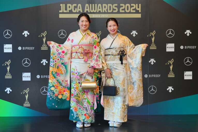 昨季のJLPGAアワードで仲の良い小祝さくら（右）と写真撮影に応じる竹田麗央　©︎Getty Images