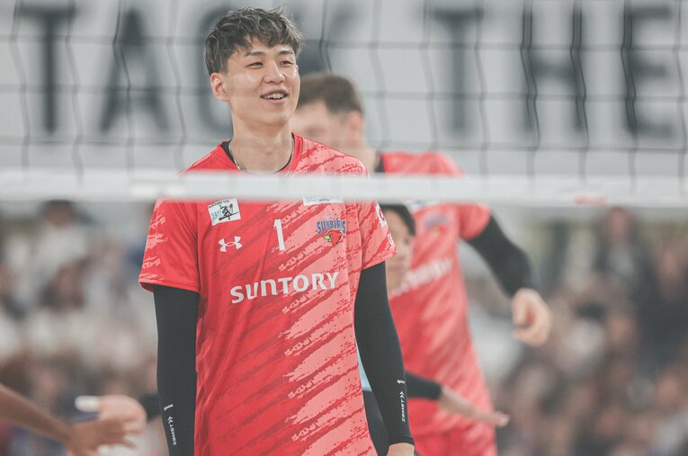 サントリーサンバーズ大阪で主軸を担う小野寺太志（28歳）。パリ五輪で共闘した“先輩”と競い合いながら、SVリーグを盛り上げる ／ photograph by SV.LEAGUE