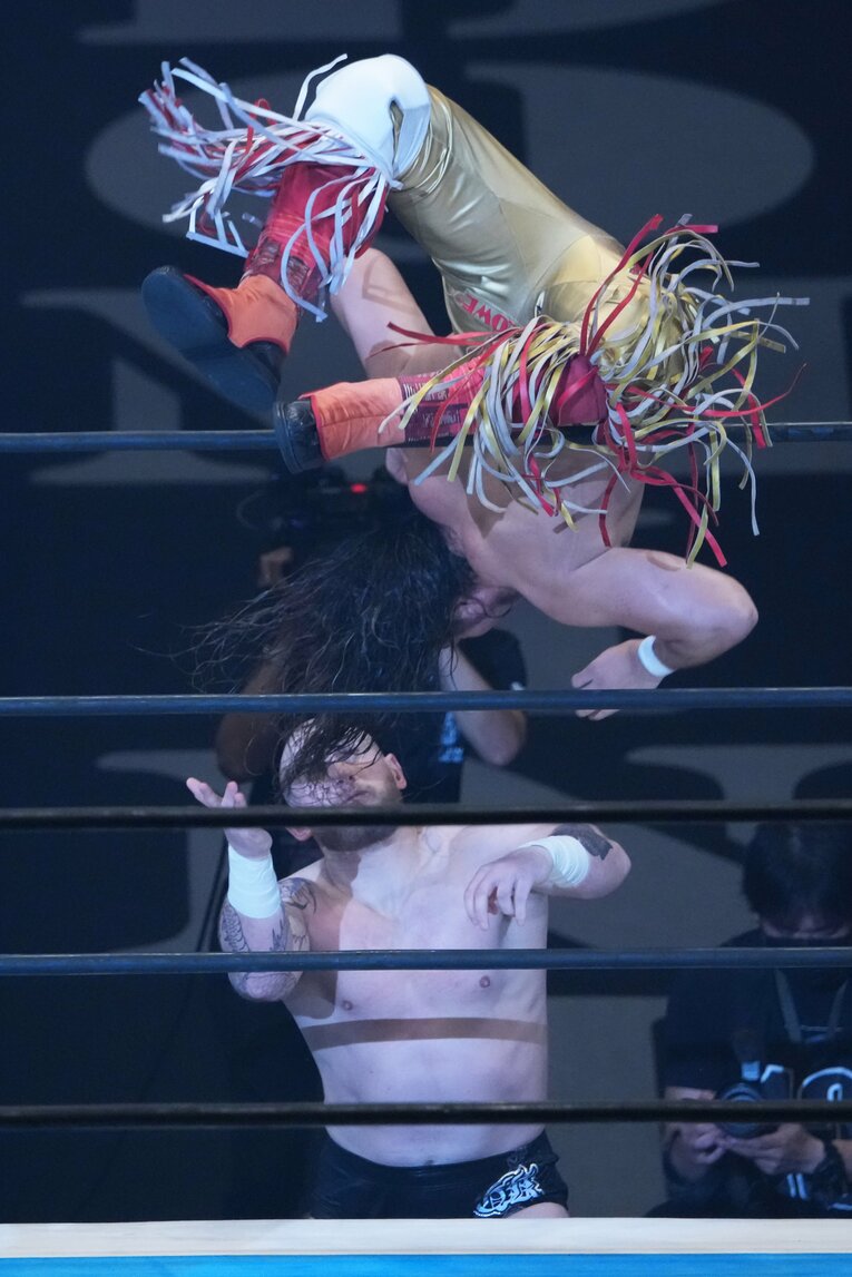 背面のプランチャで応戦する辻陽太　©Essei Hara