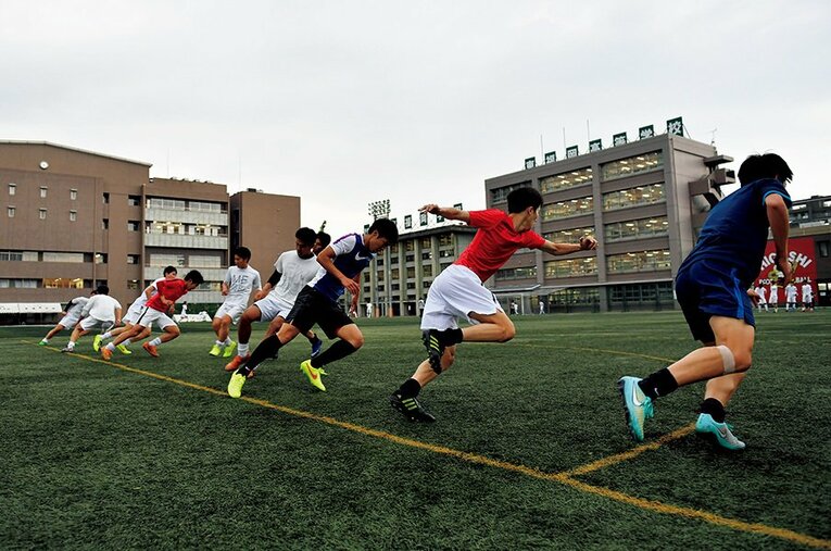 サッカー部が使用するグラウンドには、バイエルンの練習場と同じ人工芝が採用されている。 ／ photograph by Hideki Sugiyama